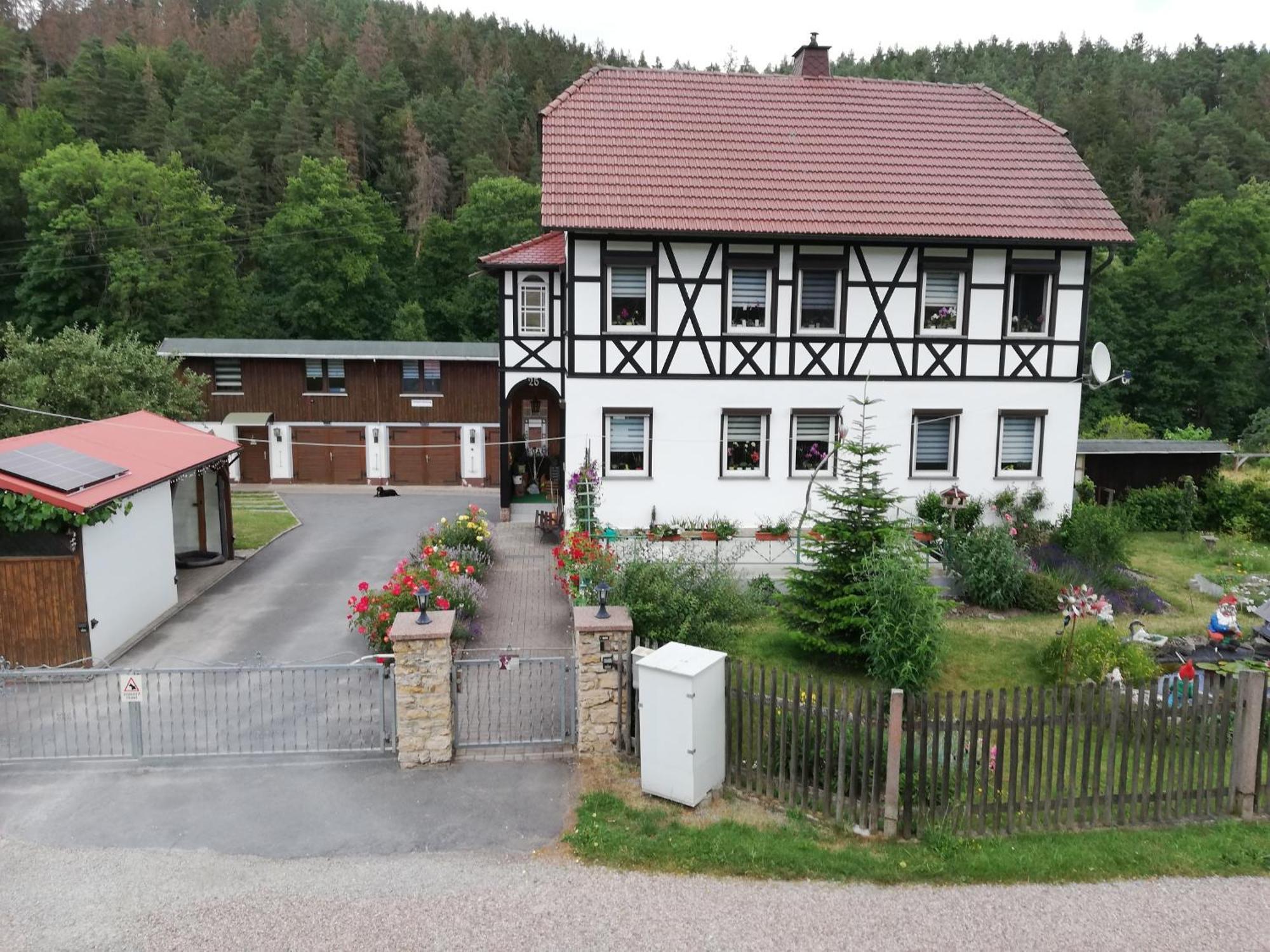 An Der Klosterruine Mit Kostenfreien Parkplatz Und Wlan Paulinzella